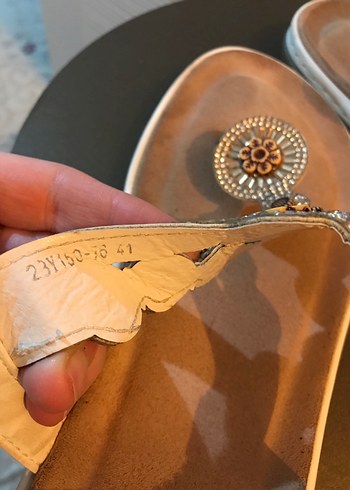 Hakiki Deri Altın Renkli Nakışlı Dolgu Topuklu Kadın Sandalet - Görsel 4