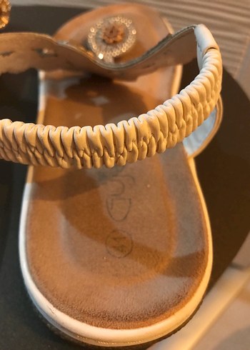 Hakiki Deri Altın Renkli Nakışlı Dolgu Topuklu Kadın Sandalet - Görsel 3