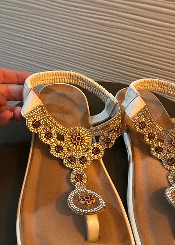 Hakiki Deri Altın Renkli Nakışlı Dolgu Topuklu Kadın Sandalet - Görsel 2