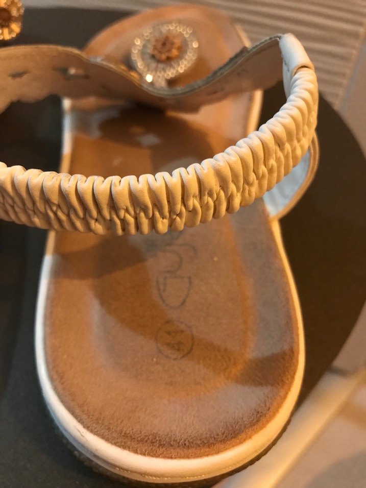 Hakiki Deri Altın Renkli Nakışlı Dolgu Topuklu Kadın Sandalet - Görsel 3