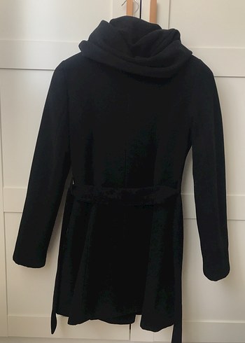 Siyah Kapüşonlu Düğmeli Kaban - Görsel 2