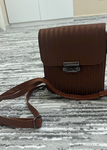 Parlak Kahverengi Deri Zincir Detaylı Kadın Çanta - Görsel 2