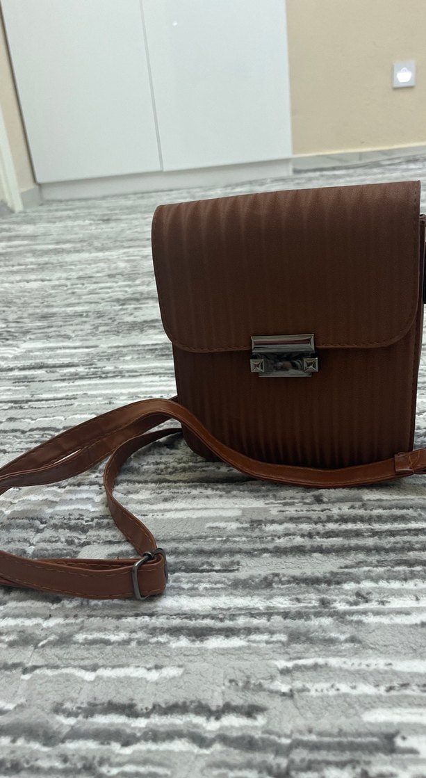 Parlak Kahverengi Deri Zincir Detaylı Kadın Çanta - Görsel 2