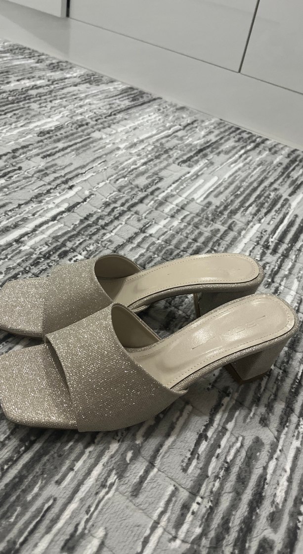 Bej Parlak Blok Topuklu Kadın Abiye Terlik - Görsel 3