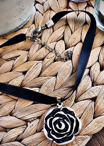 Beden Siyah Kurdeleli Gotik Gül Midi Kolye