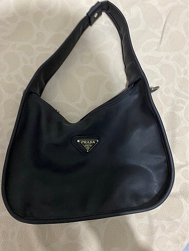 Prada kol çantası