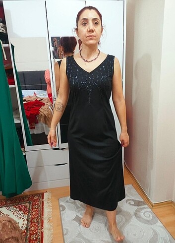 Gece kıyafeti önü ve arkası ve önde boncuk işlemeler var