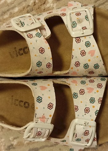 Vicco Vicco Kız Çocuk Beyaz Çiçekli Tokalı Sandalet