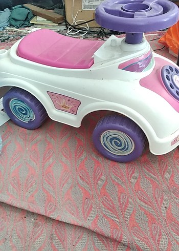 Pembe ve Mor Renkli Oyuncak Araba