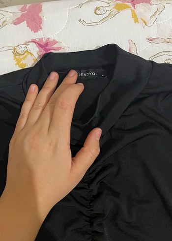 Siyah V Yaka Drapeli Uzun Kollu Bluz - Görsel 3