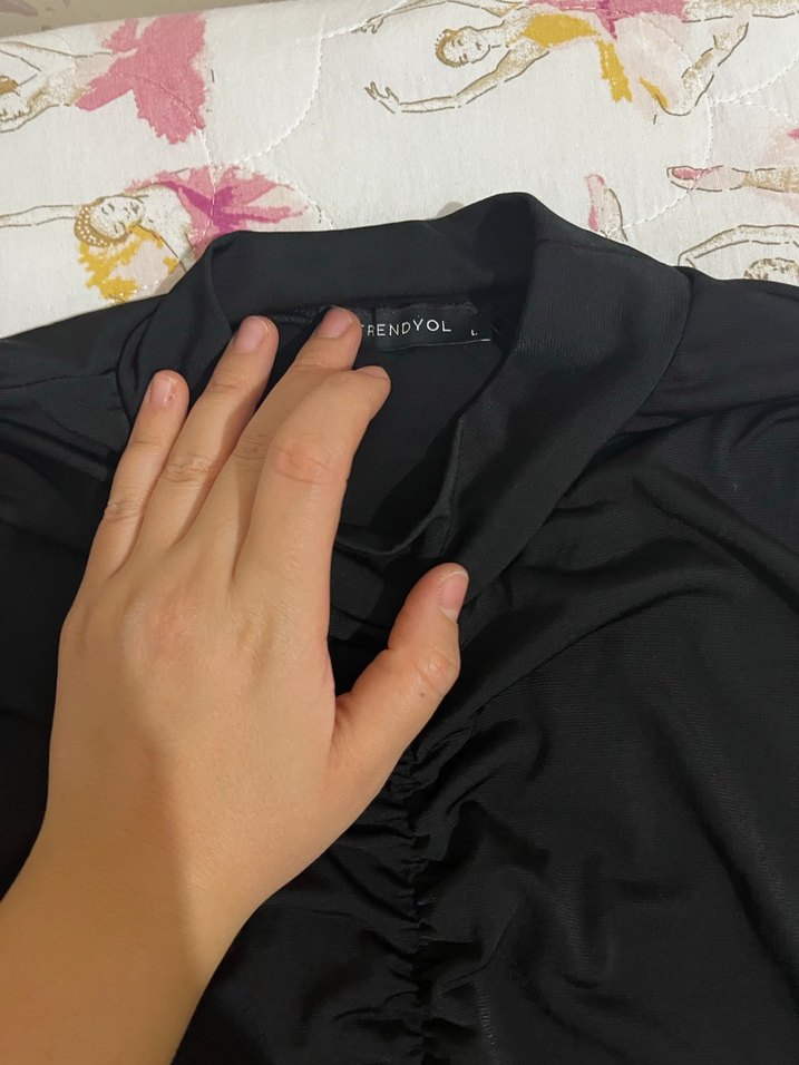 Siyah V Yaka Drapeli Uzun Kollu Bluz - Görsel 3