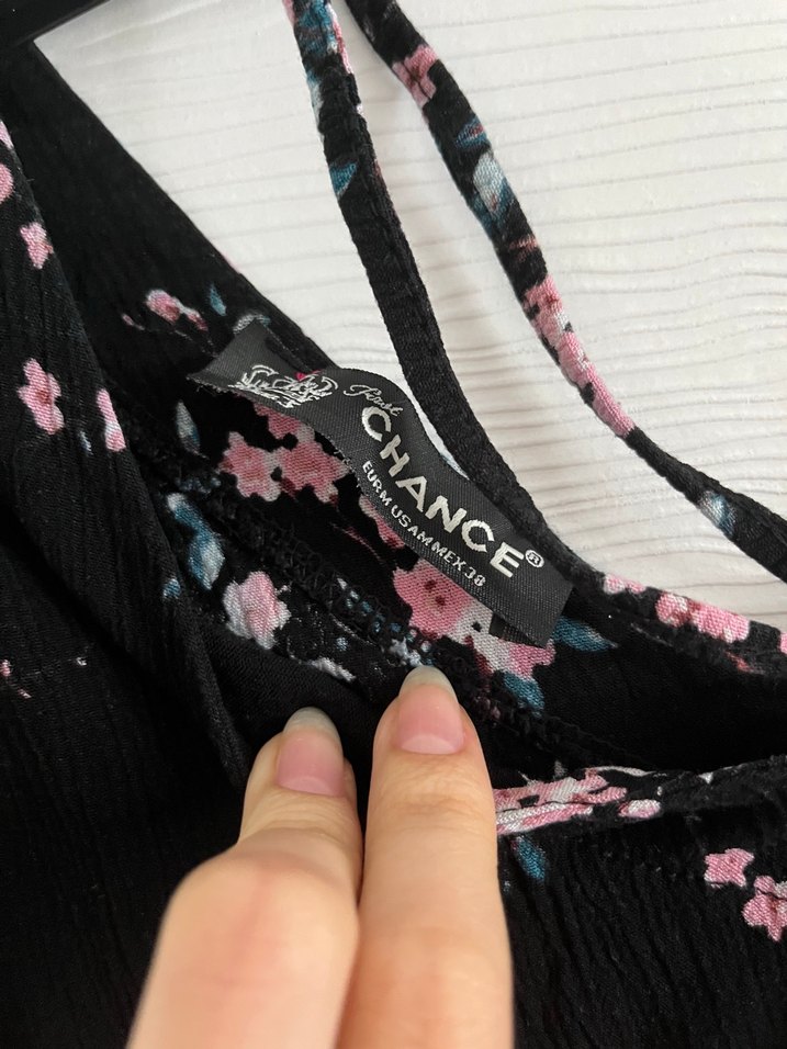 V Yaka Çiçek Desenli Siyah Bluz - Görsel 3