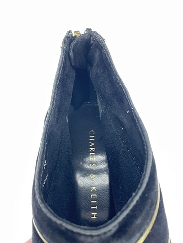 38 Beden siyah Renk Charles & Keith Bot %70 İndirimli.