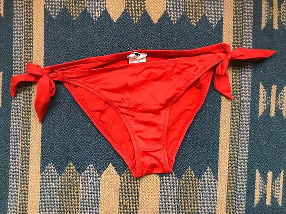 Kırmızı bikini altı