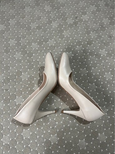 Krem kısa stiletto