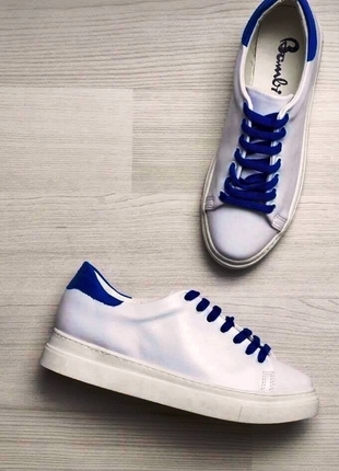 mavi bağcıklı beyaz sneaker