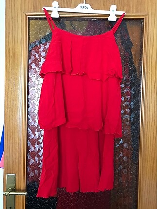 Kırmızı kat kat elbise