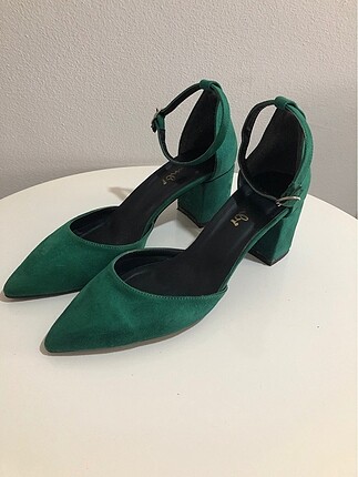 Yeşil topuklu ayakkabı