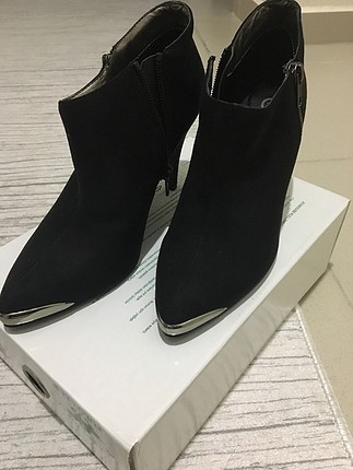 Siyah bot 36 no