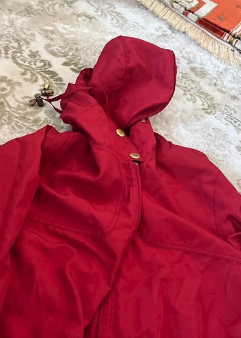 Kırmızı Uzun Düğmeli yağmurluk - Görsel 3