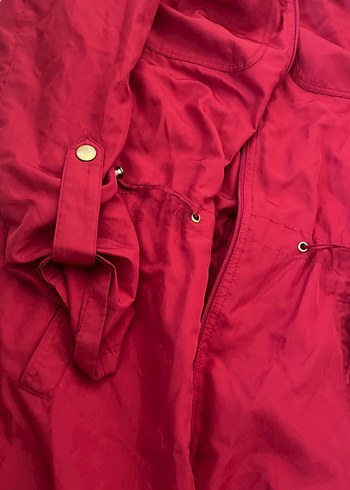 Kırmızı Uzun Düğmeli yağmurluk - Görsel 2