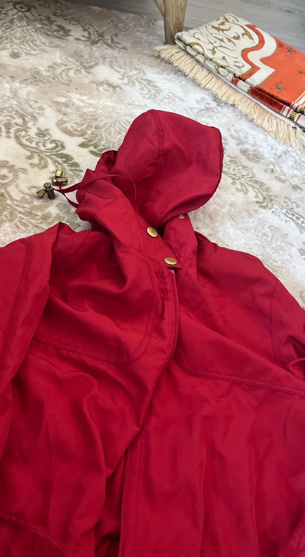 Kırmızı Uzun Düğmeli yağmurluk - Görsel 3