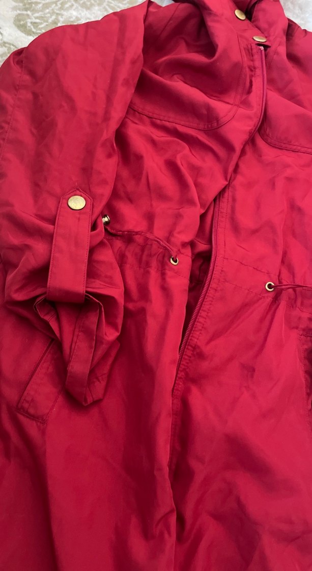 Kırmızı Uzun Düğmeli yağmurluk - Görsel 2