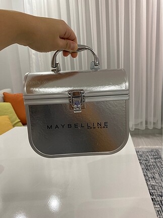 Maybelline makyaj çantası