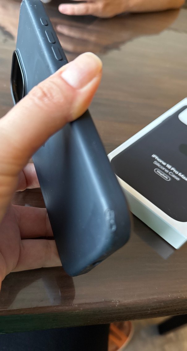 iPhone 16 Pro Max Siyah Mat Silikon Kılıf - Görsel 5