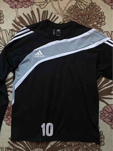 Adidas üstlük