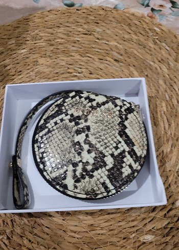 Guess Gri Yılan Desenli Zincir Detaylı Kadın Cüzdan - Görsel 3