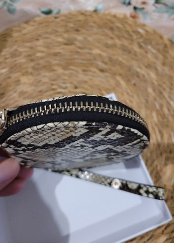 Guess Gri Yılan Desenli Zincir Detaylı Kadın Cüzdan - Görsel 4