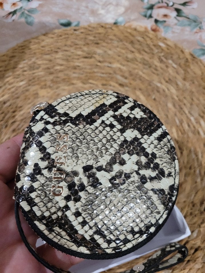 Guess Gri Yılan Desenli Zincir Detaylı Kadın Cüzdan - Görsel 5