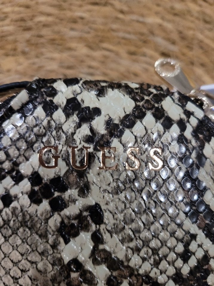 Guess Gri Yılan Desenli Zincir Detaylı Kadın Cüzdan - Görsel 2