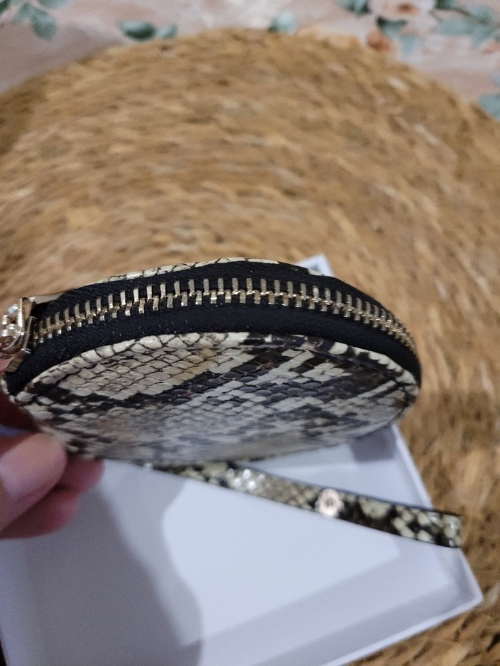 Guess Gri Yılan Desenli Zincir Detaylı Kadın Cüzdan - Görsel 4