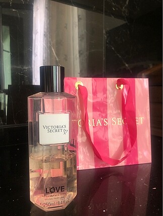 Victoria?s Secret Love vücut spreyi