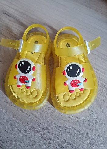 Sarı Erkek Çocuk Kaydırmaz Bantlı Terlik