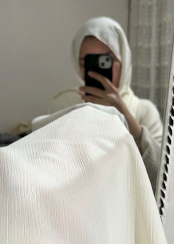 Kadın Beyaz Dökümlü Saten Şal - Görsel 2
