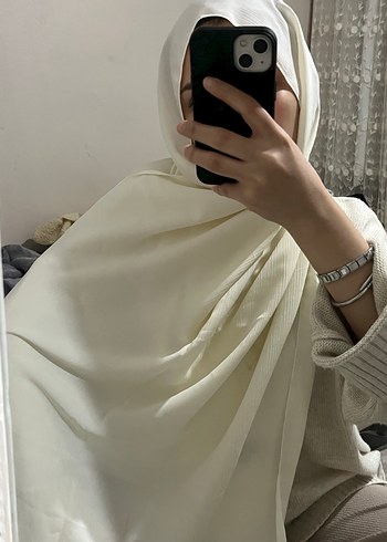 Kadın Beyaz Dökümlü Saten Şal - Görsel 3