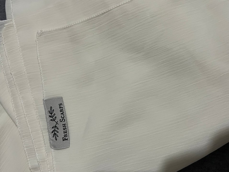 Kadın Beyaz Dökümlü Saten Şal - Görsel 4