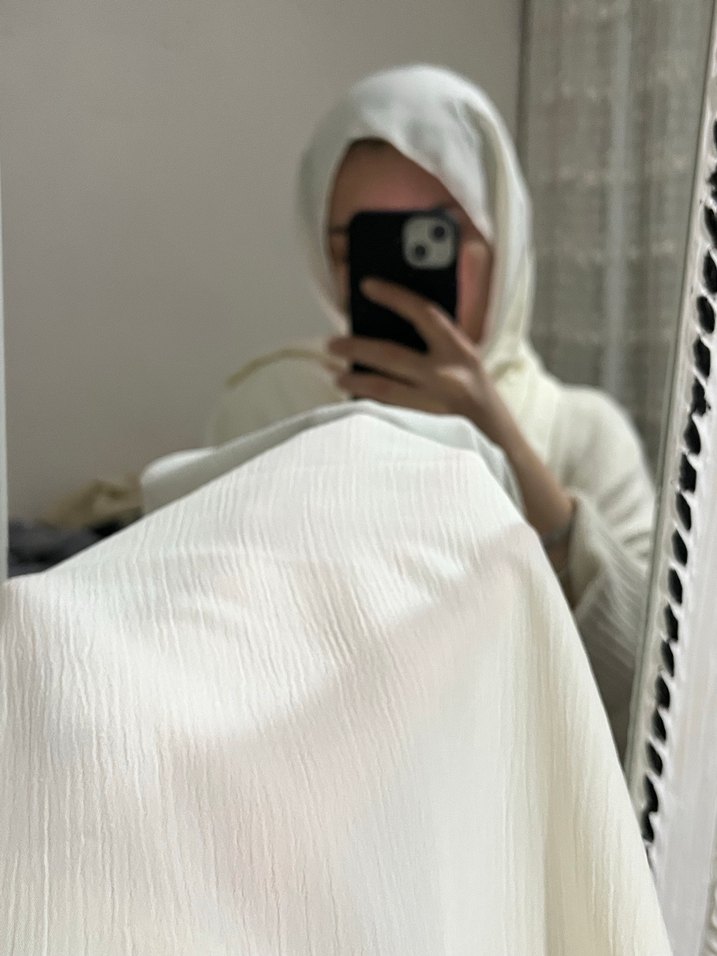Kadın Beyaz Dökümlü Saten Şal - Görsel 2