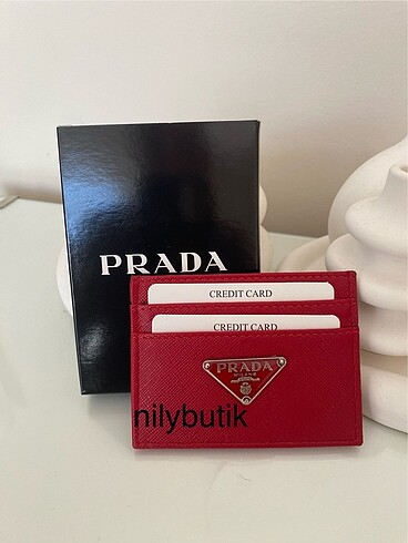 Prada kırmızı kartlık