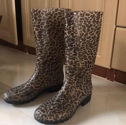 Leopar desenli yağmur çizmesi