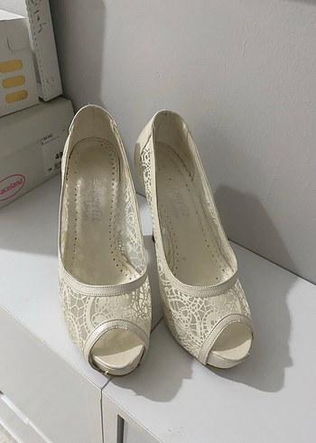 Dantel Detaylı Beyaz Kadın Topuklu Ayakkabı - Görsel 2
