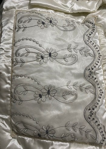 Nakışlı Parlak Beyaz Yatak Örtüsü - Görsel 4