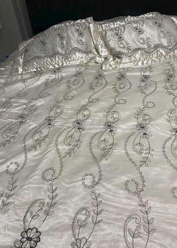 Nakışlı Parlak Beyaz Yatak Örtüsü - Görsel 2