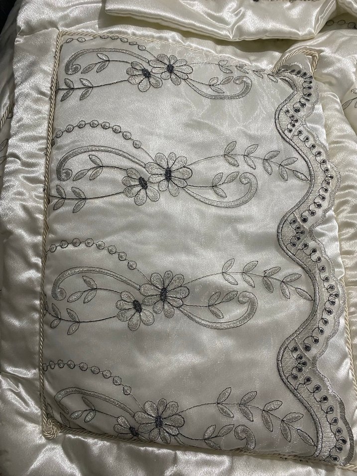 Nakışlı Parlak Beyaz Yatak Örtüsü - Görsel 4