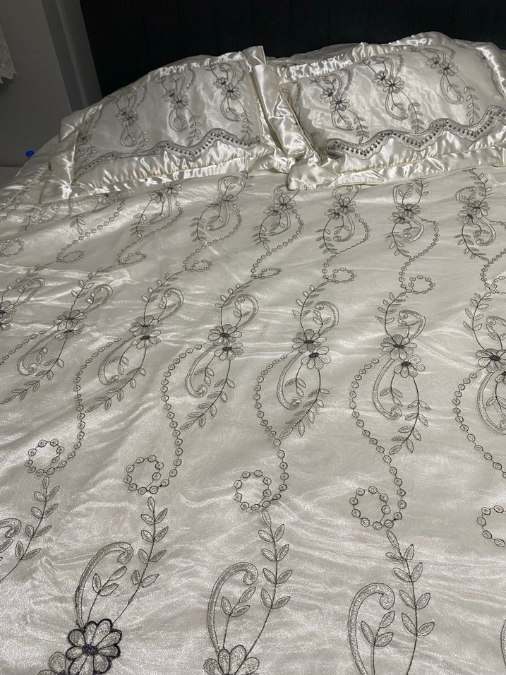 Nakışlı Parlak Beyaz Yatak Örtüsü - Görsel 2