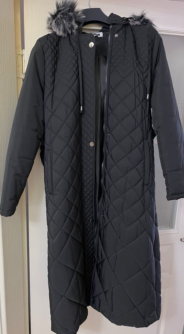 Sokak Stili Siyah Uzun Kürklü Kadın Mont - Görsel 4