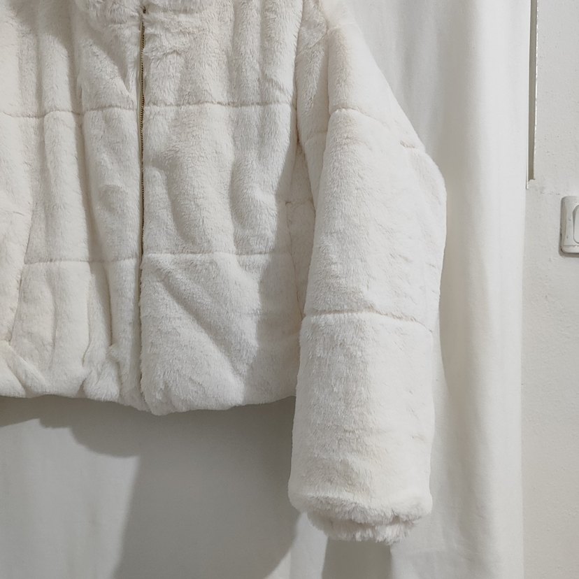 Beyaz Kürklü Kadın Kısa Mont - Görsel 3
